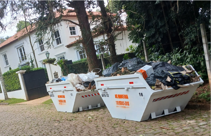 Duas caçambas AGMoreira cheias em frente a residência